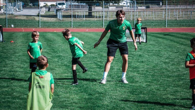 Lukas Fridrikas gab auch beim Match mit den Kleinsten alles.
