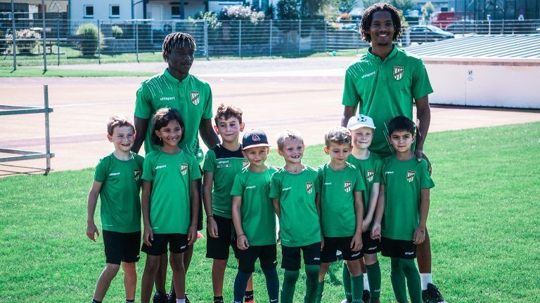 Ballo Diallo und Namory Cisse mit „ihrer“ Mannschaft.