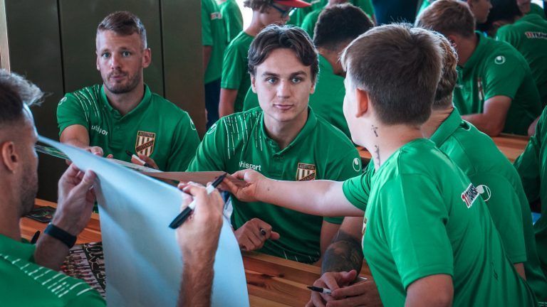 Nicht nur die Autogramme von Lukas Fridrikas waren heiß begehrt bei den Kids.SCA
