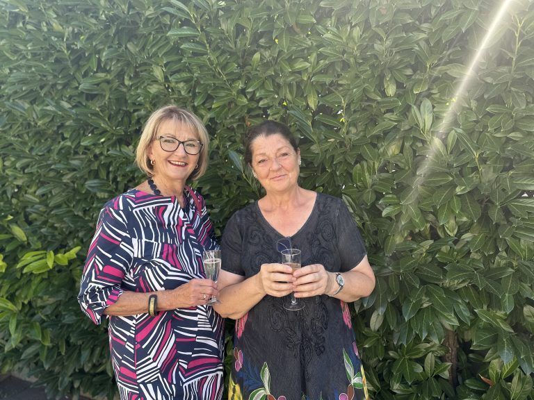 Künstlerin Edith Mahner und Juristin Ingrid Gaßner.