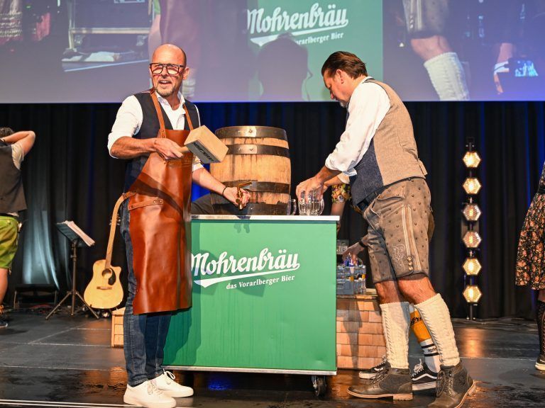 Mit dem Fassbieranstich durch Bgm. Michael Ritsch und Raiffeisen-Vorstand Manfred Migla wurde das Oktoberfest eröffnet.