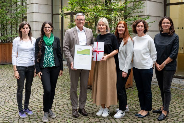 Städtische Delegation nahm die Zertifizierung entgegen. V.l.n.r.: Carmen Degasper, Doris Jenni (Projektleiterin „familieplus“), Bürgermeister Wolfgang Matt, Stadträtin Julia Berchtold, Sandra Wachter, Nedja Metzler und Maria Simma (Kulturamtsleiterin). <span class="copyright">A.SERRA</span>