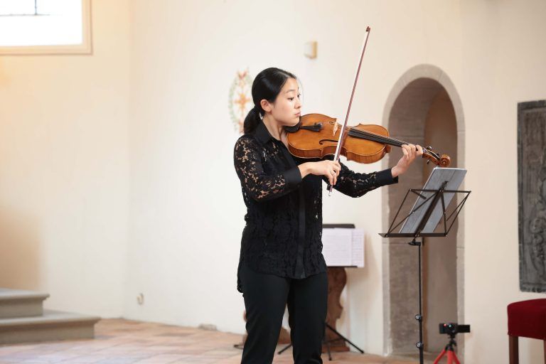 Sara Kim mit einem Stück von Max Reger.
