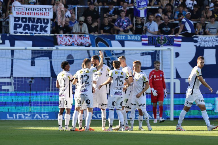 Da war noch alles bestens: Atdhe Nuhiu köpft Altach in Führung. <span class="copyright">GEPA</span>