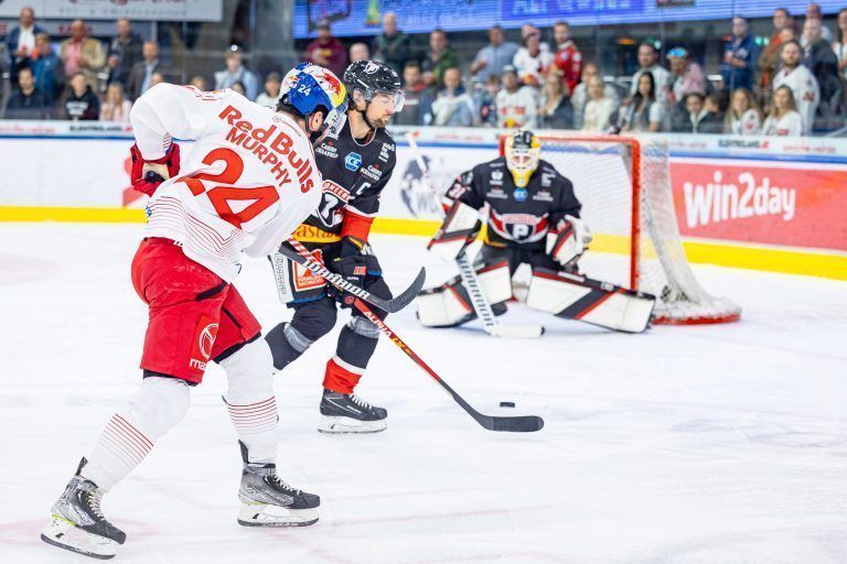 Kapitän Alexander Pallestrang versucht den Schuss von Ryan Murphy auf das Gehäuse von PIV-Goalie David Madlener zu blocken. <span class="copyright">GEPA</span>