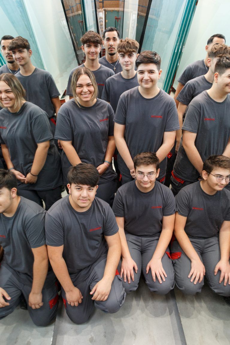 Glas Marte Paco Djordjevic, Arda Delicay, Aslan Musa, Sude Sallamaci, Ali Buna, Ali Kaan Polat und Burak Aksu heißen die neuen Lehrlinge, die ihre Ausbildung als Glasbautechniker beginnen.