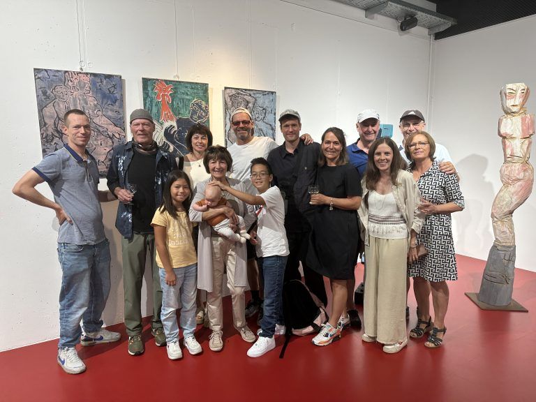 Das Ehepaar Rosmarie und Gernot Riedmann mit ihren vier Kindern, Schwiegerkindern und Enkeln, die alle zur Vernissage kamen.