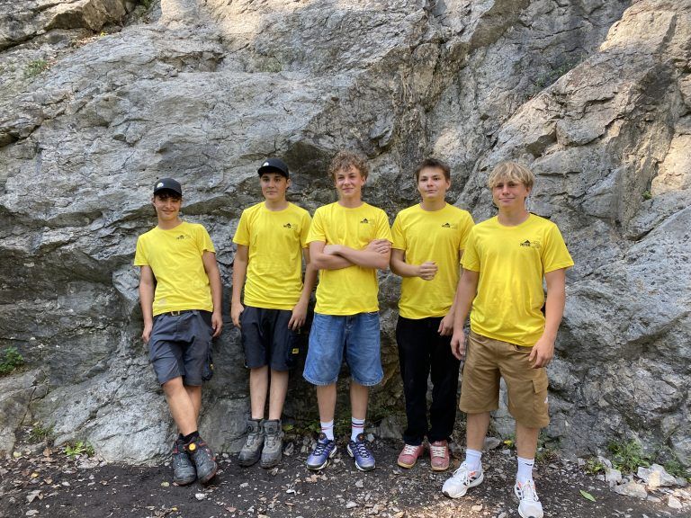 Peter Dach Laurin Kofler, Thomas Lorenz, Kilian Schnetzer, Collin Breuss und Luca Tagger haben in Götzis die Doppellehre Dachdecker und Spengler gestartet.
