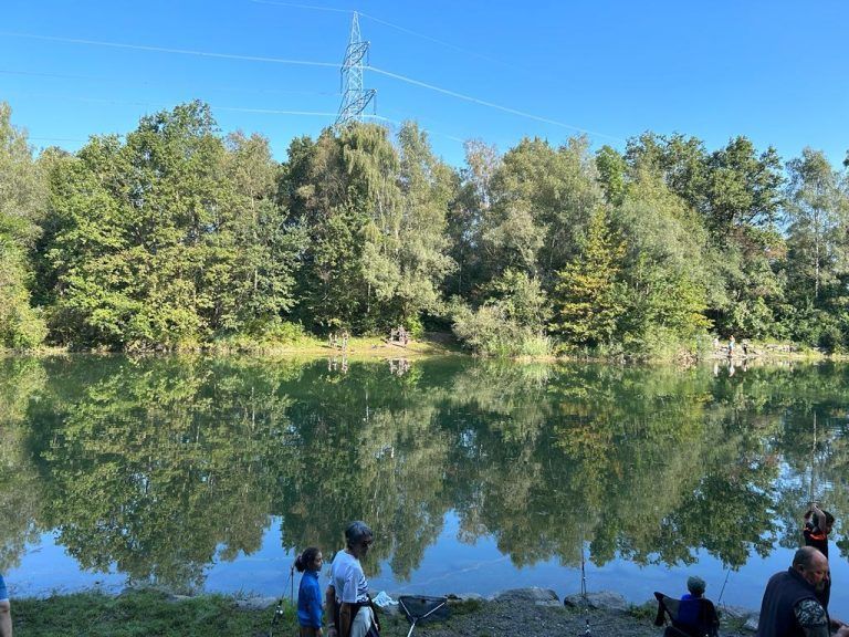 Die Sandgrube in Mäder lädt Familien mit Kindern ebenso wie Fischer zur Erholung ein.