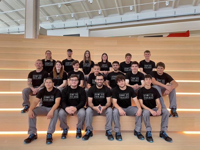 Bei Zumtobel wurden in diesem Jahr 18 neue Lehrlinge begrüßt. Sie werden in den Berufen Elektrotechnik, Mechatronik, Kunststofftechnik, IT-Systemtechnik und Oberflächentechnik ausgebildet. <span class="copyright">zumtobel</span>