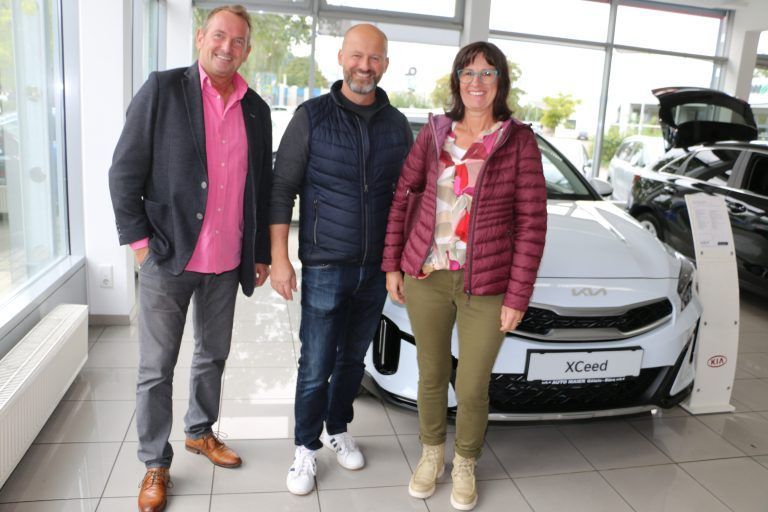 Verkäufer Heinz Fladenhofer mit Edith und Christian Coik.