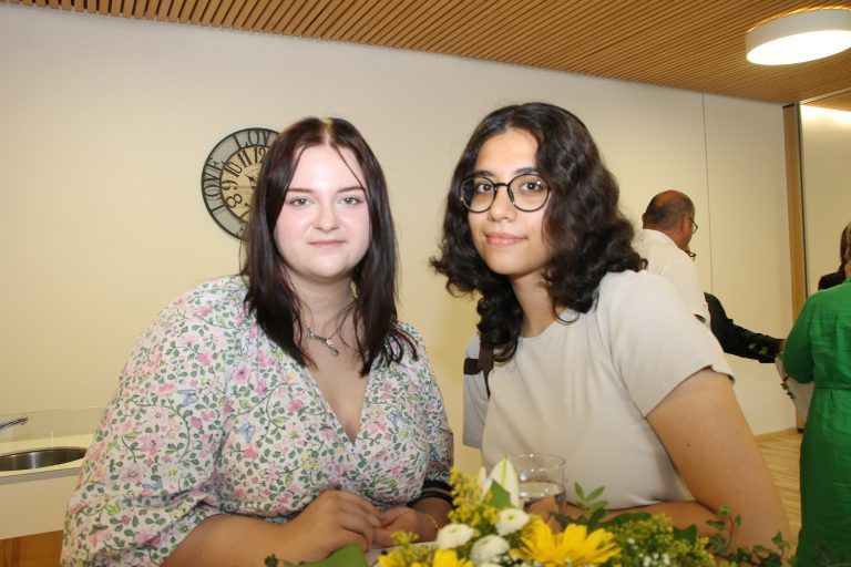 Pflegelehrlinge Yanina Holzappel und Ayse Emirdag.