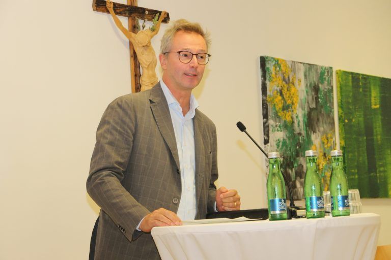 Beiratsvorsitzender Clemens Schmölz auf der Veranstaltung zur Pflegelehre im Antoniushaus. 