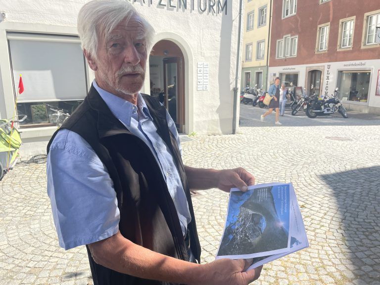 Günther Groß hat die Gletscher seit Jahren im Blick. Das zu Toteis gewordene Gletschertor sei mittlerweile verschwunden.<span class="copyright">VN/MEF</span>