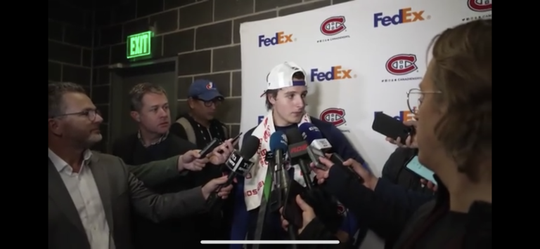 David Reinbacher stand nach dem Match den Journalisten Rede und Antwort.