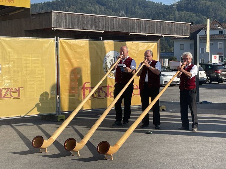 Zu Beginn des Frühschoppens spielten die „Sunnahangblöser“-Alphornbläser vor dem Zelt auf.