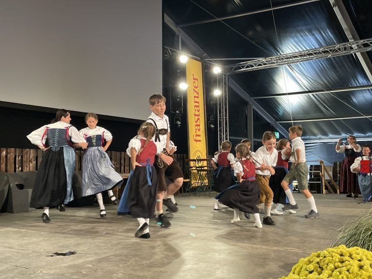Die Kinder der Trachtengruppe Frastanz begeisterten alle und sorgten für johlenden Applaus.