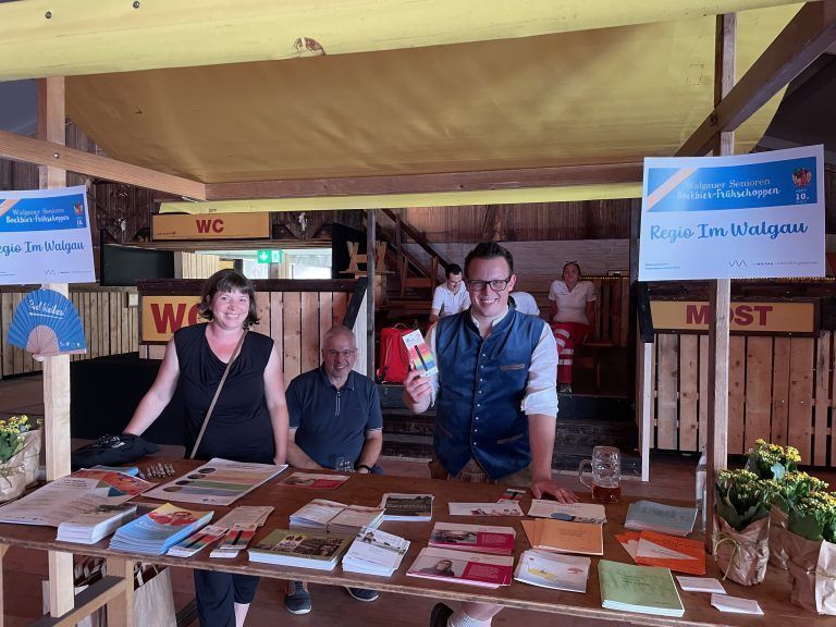 Auch am Stand der Regio Im Walgau halfen die Bürgermeister mit: Thomas Lampert und Simon Lins mit Regio-Mitarbeiterin Claudia Marte.