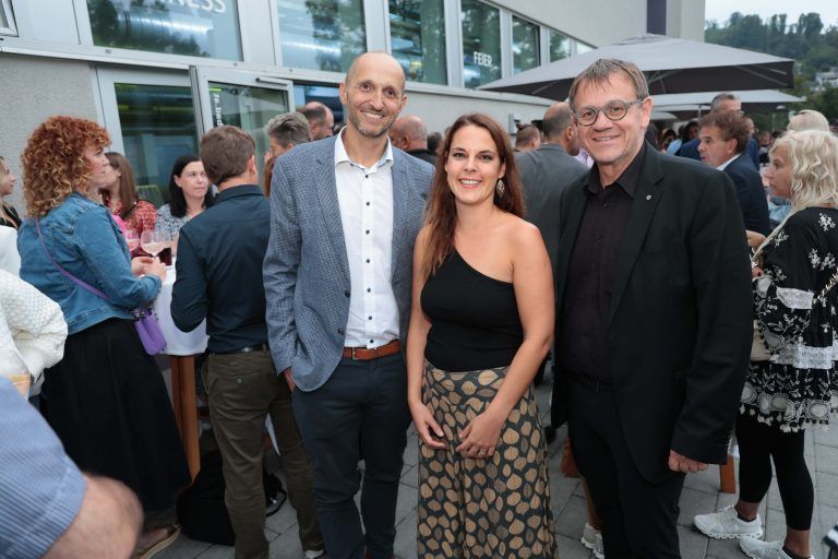 Andreas Gapp (Walser Raiffeisen), Isabella Baur (ikp) und Abgordneter Christoph Thoma.