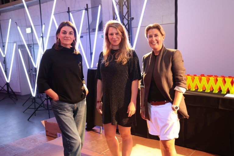 Bettina Steindl (CampusFähre), Moderatorin Michaela Bilgeri und Sibylle Drexel (WKV Fachgruppen-GF).