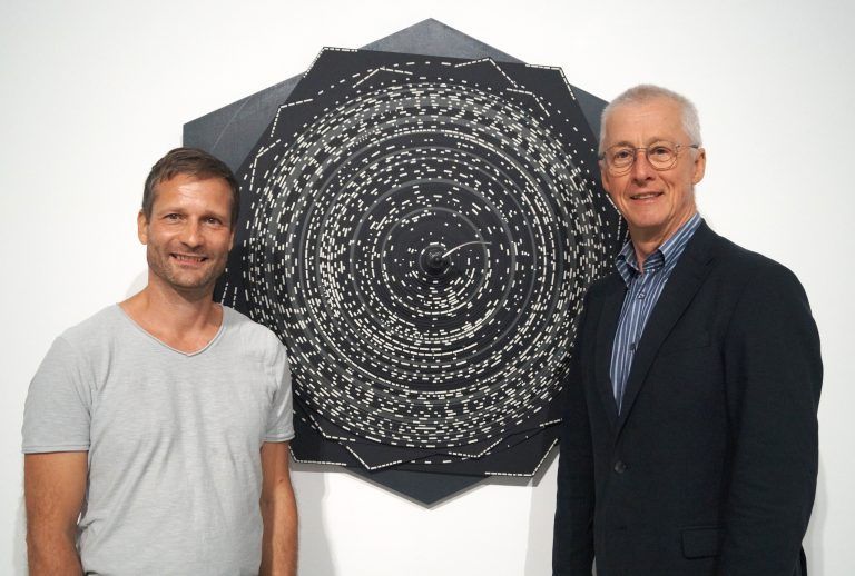 Künstler Jochen Höller gemeinsam mit Vernissageredner Erhard Witzel.<span class="copyright"> YAS/9</span>