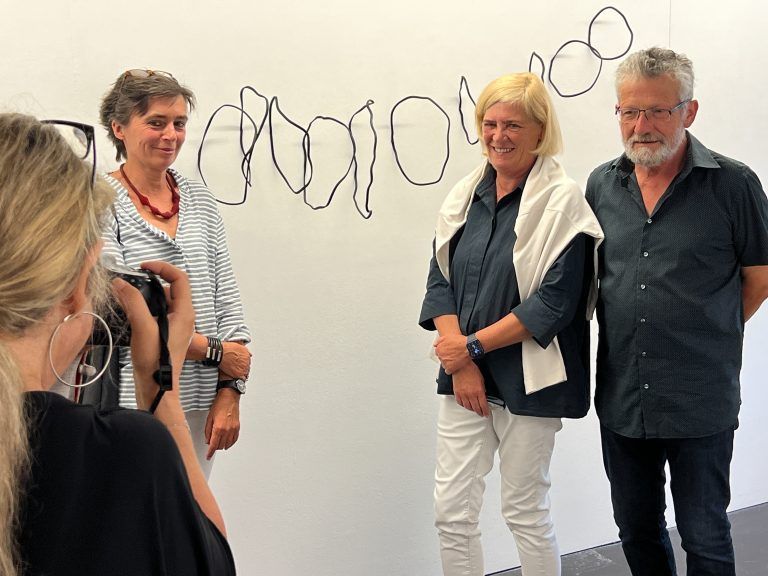 Künstlerin Franziska Stiegholzer mit den Galeristen Andrea und Franz Romagna im Blickpunkt der Presse. Franc
