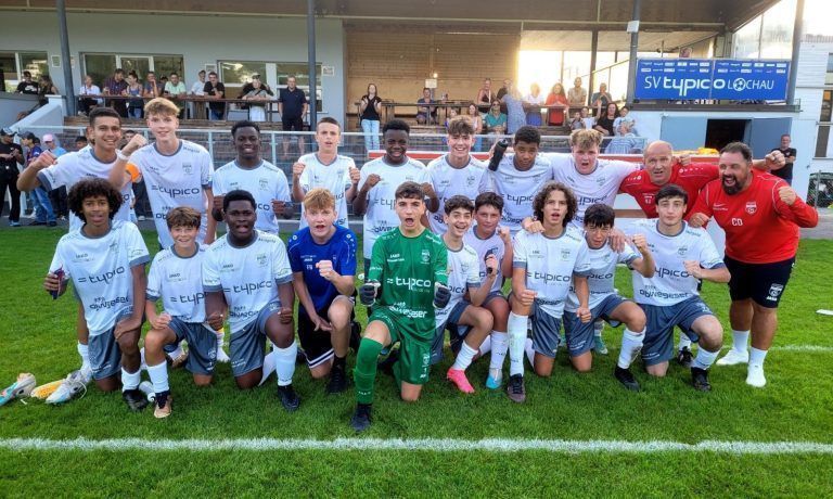 Mit dem 4:0 Derbysieg gegen die Alterskollegen aus Hörbranz sorgte das Lochauer U16-Team mit den Trainern Vladan Jeremic und Dino De Pace für einen perfekten und viel umjubelten Meisterschaftsauftakt.