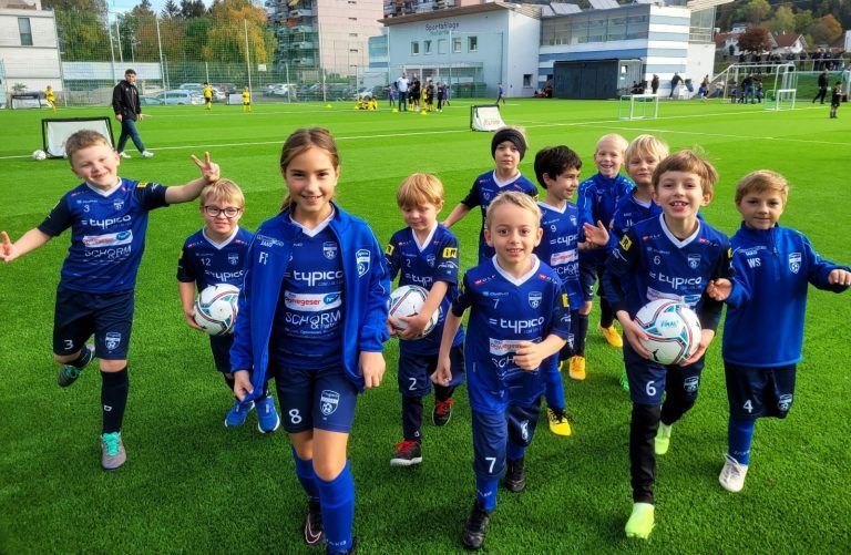Mit Begeisterung nützen die über 170 fußballbegeisterten Jungs und Mädels des SV typico Lochau im Alter von fünf bis 16 Jahren den neuen Kunstrasenplatz im Stadion Hoferfeld. <span class="copyright">BMS/9</span>
