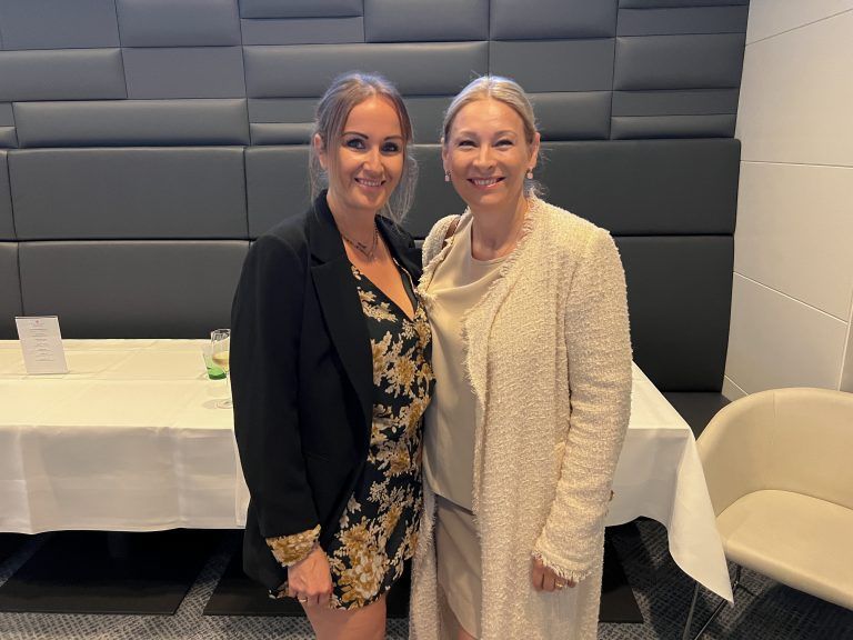 Monika Hinteregger und Manuela Linhart Knafl interessierten die Frisuren.