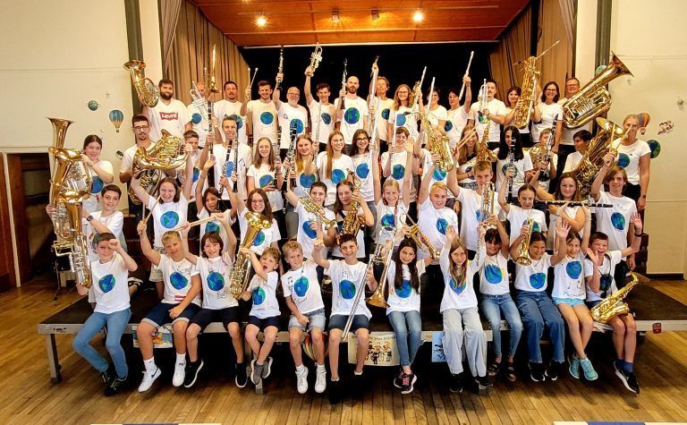 Mit einem bravourösen Konzert in der Lochauer Festhalle feierten die Lochauer Jungmusikanten und ihre Betreuer unter der Gesamtleitung von Stefan Nobis den Abschluss eines erfolgreichen Jugendferienlagers in Hittisau. <span class="copyright">BMS/6</span>