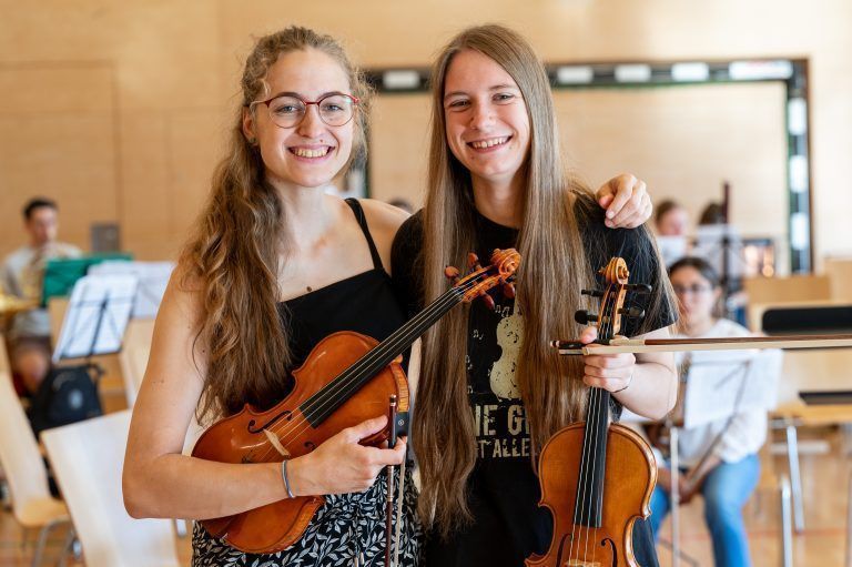 Susanne Isenberg und Hanna Kaufmann helfen bei der Organisation mit.