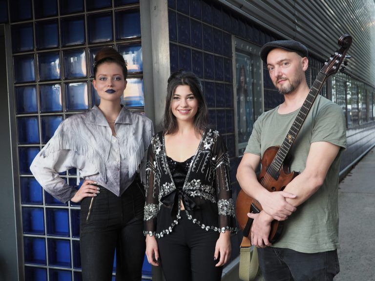Die neuen Ensemblemitglieder Rebecca Hammermüller und Isabella Campestrini mit dem musikalischen Leiter Oliver Rath vor ihrem ersten Aufrtitt am Vorarlberger Landestheater. <span class="copyright">sie</span>