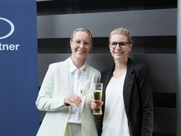 Sabine Holesz-Lang und Stefanie Fürst (Personalabteilung).