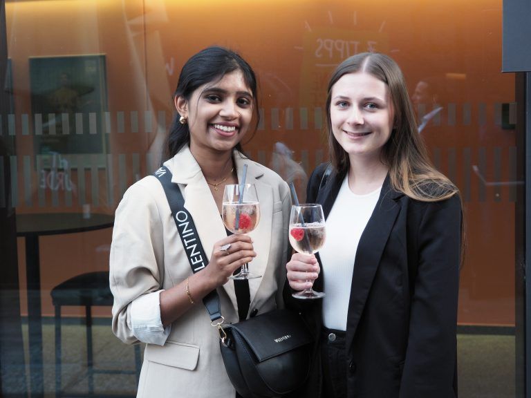 In Partystimmung: Aparna Chandran und Enja Schawalder.
