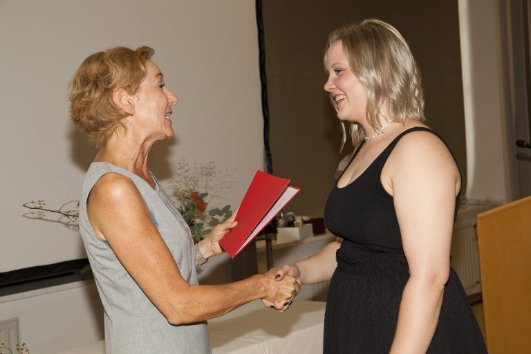 Landesrätin Martina Rüscher gratulierte den Diplomandinnen und Diplomanden.