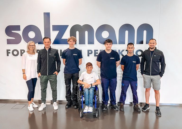 Salzmann Das Familienunternehmen begrüßt in Hohenems vier neue Lehrlinge in seinem Team. Darunter befinden sich drei angehende Metalltechniker sowie ein auszubildender Bürokaufmann.