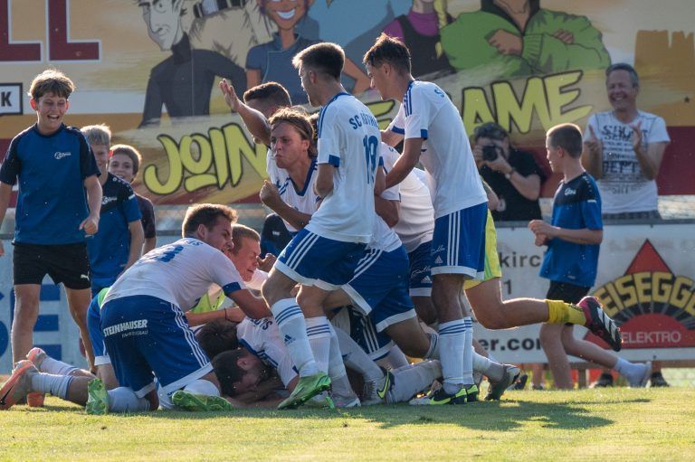 Ekstase pur nach dem späten Ausgleichstreffer des SC Röthis gegen den Tabellenführer Austria Salzburg.serra