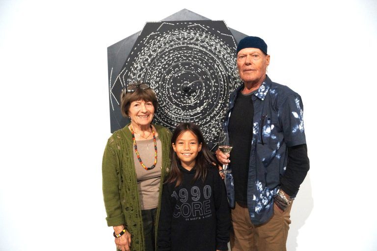 Rosmarie, Mila und Künstler Gernot Riedmann.