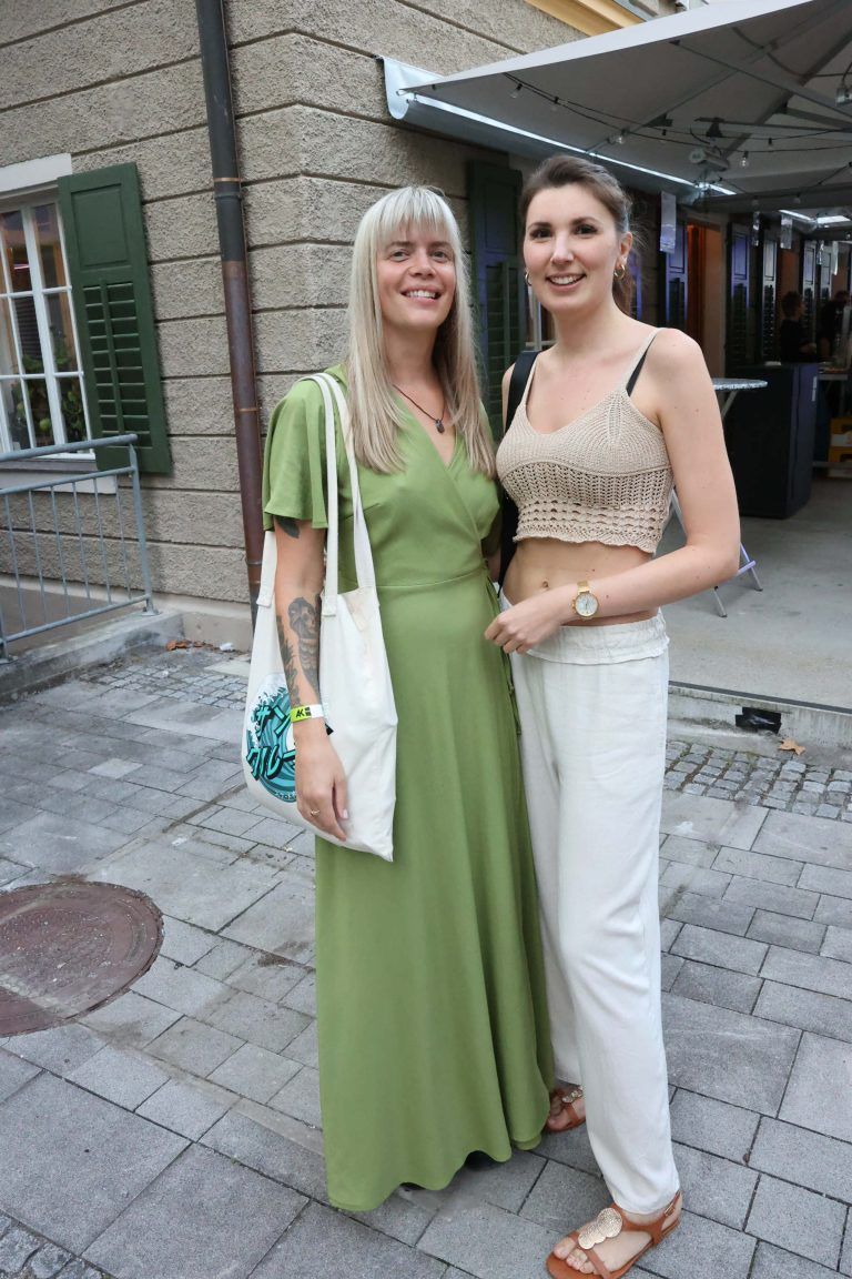 Christina und Sarah.