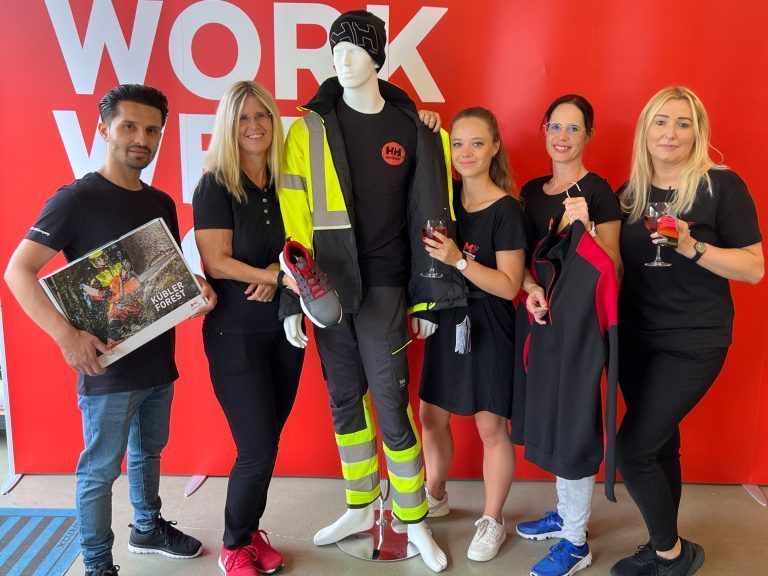 Safty First: Mojtaba Hamidi, Chefin Astrid Gehrer, Janine Fink, Sabrina Grass und Milena Trkulja. Franc