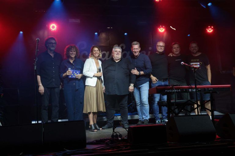 George Nußbaumer flankiert von Moderatorin Raffaela Rudigier-Gerer, Dir. Eva King, Präs. Bernhard Heinzle und seiner Band.