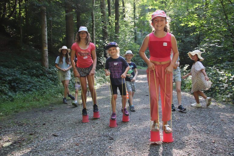 Auf die Kinder wartete im Eulentobel ein vielfältiges Programm an diversen Stationen.