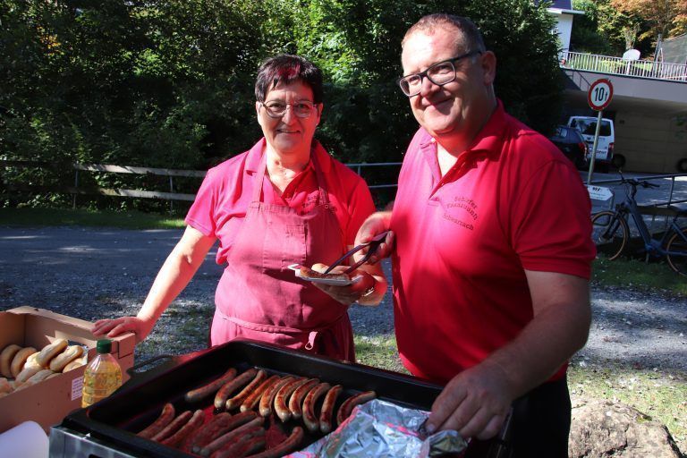 Die Fasnatzunft verwöhnte die Kinder nach dem Programm mit gegrillten Würstchen und Limo.