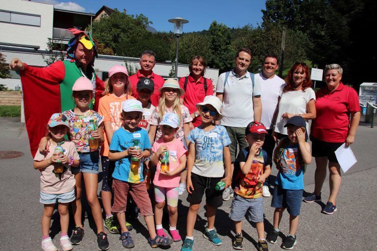 Nach mehr als zwei Wochen voller kreativer und sportlicher Aktivitäten lädt die Gemeinde alle teilnehmenden Kinder, Jugendlichen, Eltern und Vereine zu einem gemütlichen Beisammensein am Fußballplatz ein.