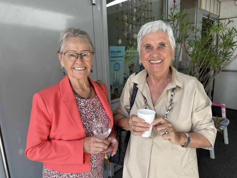 Sigrun Populorum aus Bürs und Künstlerin Silvia Comploj unterhielten sich bestens.