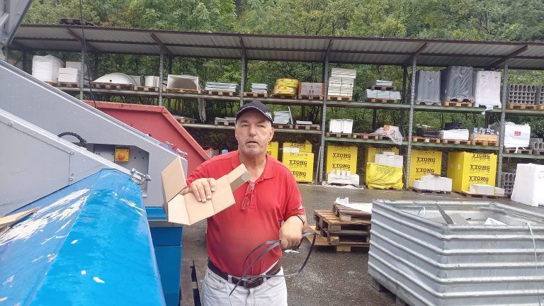 Fachkundig entsorgt Werner Aßmann die Kartons. Caritas Vorarlberg (4)