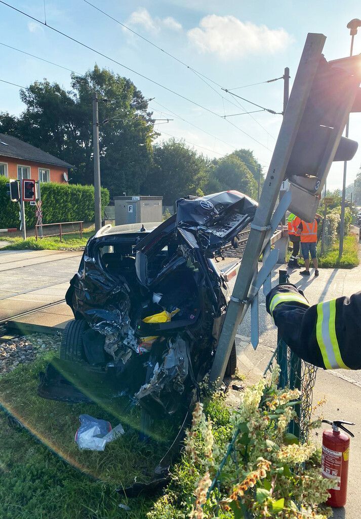Pkw hängt auf Bahnübergang fest: Zeuge wird zum Lebensretter