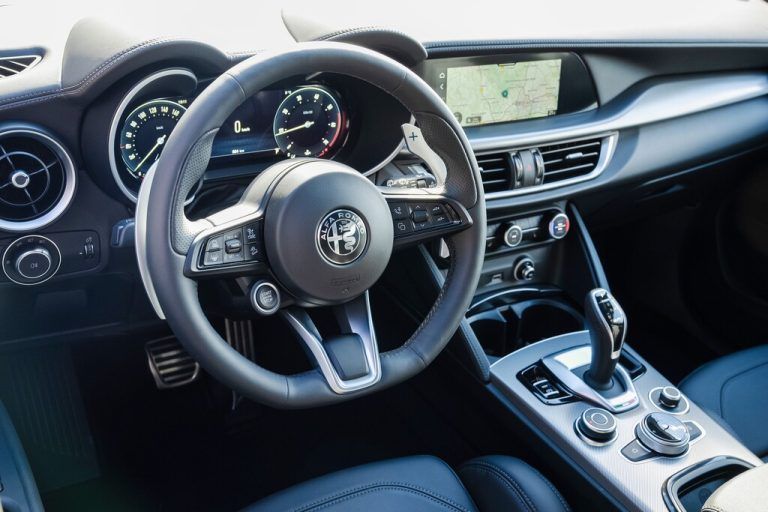 Analoge Anzeigen sind passé, die Optik wirkt dennoch klassisch.