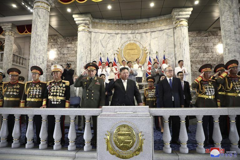 Anlässlich der Militärparade zum 70. Jahrestag des Waffenstillstands in Nordkorea besuchte Sergei Schoigu (l.) Kim Jong-un. KCNA