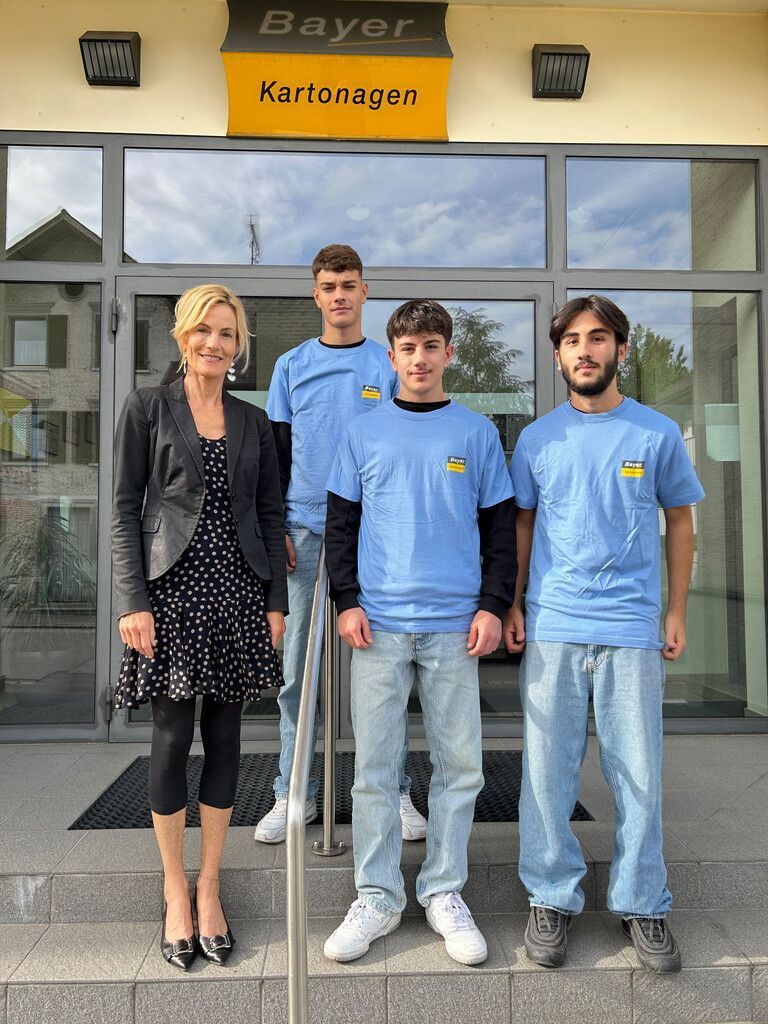 BAyer kartonagen In Lustenau starteten Tarik Becirevic, Berat Ulusoy und Mustafa Pasa Sahin (im Bild mit Lehrlingsausbilderin Ulrike Bayer) ihre Lehre als Verpackungstechniker.
